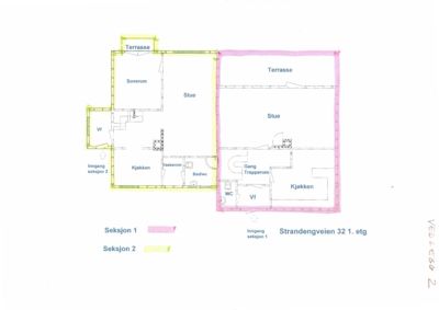 Etasjeplan for første etasje (1. etg) av en bygning med to seksjoner, som viser romfordeling og innganger.