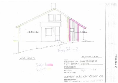 Fasadetegning av en bolig sett mot nord, med håndskrevne notater og fargekoding.