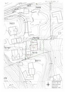 Situasjonsplan (seksjonering) som viser eiendomsgrenser, høydeforhold (konturlinjer), naboeiendommer og bygningsspor.