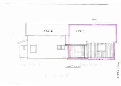 Fasadetegning av en bygning sett mot vest, med håndskrevne notater om innganger og seksjoner.