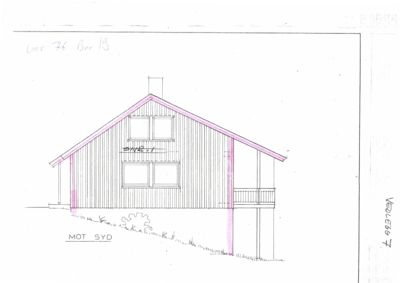 Fasadetegning av en hytte sett mot sør, med håndskrevne notater og farger.