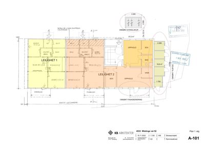 Etasjeplan (rammissekrad) som viser romfordeling for to leiligheter, med mål og notasjoner om endringer.
