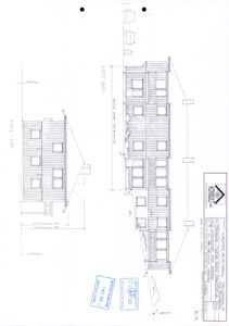 Fasadetegning som viser bygningens utseende fra front og side, med mål og detaljer.