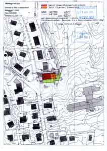 Situasjonsplan som viser bygningens plassering på tomta i forhold til nabolaget, med opplysninger om eksisterende og nytt tilbygg.