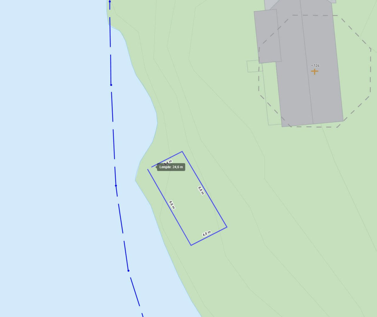 Situasjonsplan som viser tomtens plassering i forhold til kystlinjen, høydekurver og nabobebyggelse.