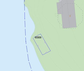 Situasjonsplan som viser tomtens plassering i forhold til kystlinjen, høydekurver og nabobebyggelse.