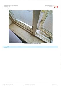 Fotografi av et koble løsholtvindu med skittete glass og ramme.