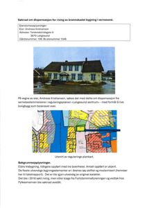 Fotografi av en eldre trebygning med blå vindusrammer og et mørkt tak, som er omgitt av vann.