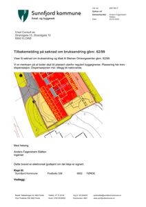 Situasjonsplan som viser bygningens plassering i forhold til regulert byggegrense og naboeiendom.