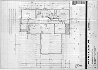 Etasjeplan for et hus med romfordeling, mål og tekniske detaljer.