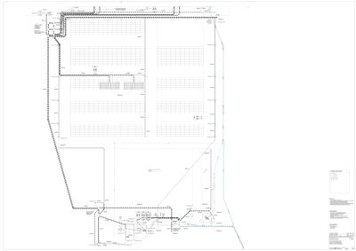 Situasjonsplan som viser bygningens plassering på tomten, grenser, tilkomst og omgivende infrastruktur.