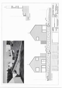 Fasadetegning (opprikk) av en bolig sett fra siden, med en fotografisk illustrasjon av bygningen i bakgrunnen.