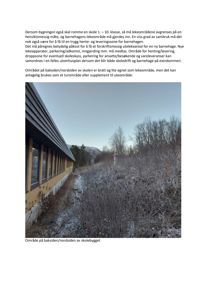 Fotografi av et utendørs område bak/nord for en skolebygning, med tekstbeskrivelse om bruksmuligheter.