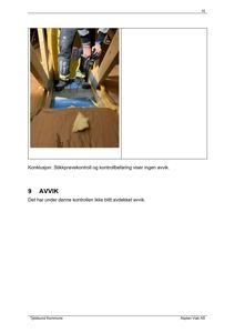 Fotografi av en stikkprøvekontroll under bygging, der en person inspiserer isolasjon og konstruksjon.