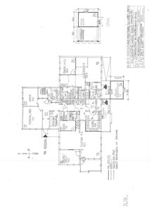 Etasjeplan (plan) som viser romfordeling, dimensjoner og plassering av vegg og dører for en bygning.