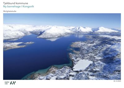 Et luftfotografi av et kystlandskap med fjell og vann, som er brukt som bakgrunn for en presentasjon om en ny barnehage.