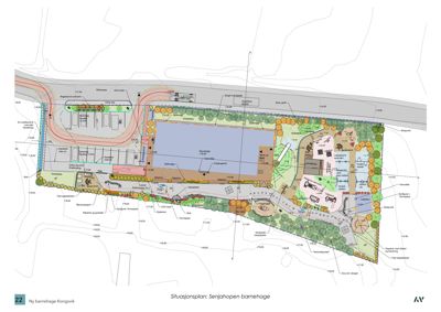 Situasjonsplan for Senjahopen barnehage som viser plassering av bygninger, anlegg, vegetasjon og høydemål på tomten.