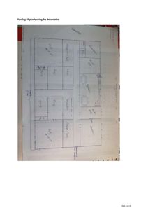 En håndskrevet planløsning (etasjeplan) som viser romfordeling med etiketter som 'Kjøkken', 'Bad', 'Stue', 'Soverom' og 'Gang'.