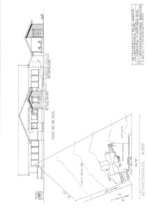 Bildet viser en fasadetegning (opprikk) av en bygning, med en situasjonsplan i bunnen som viser bygningens plassering i forhold til naboeiendommer og gater.