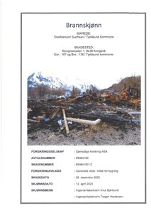 Fotografi av et brannskadet område med rester av en bygning og utstyr.