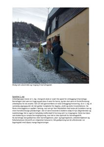 Fotografi av en bygning med en tilhørende rampe og en mulig uteområde for barnehage.