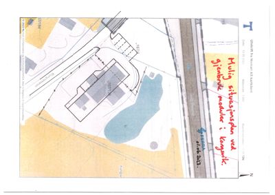 Situasjonsplan som viser bygningens plassering i forhold til Kongsveien, en vei og et vannområde.