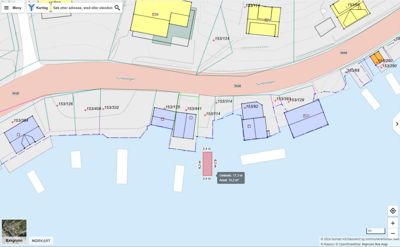Et digitalt kart (Norgeskart) som viser eiendomsgrenser, bygningsspor og vannkantar langs Sundøvegen.