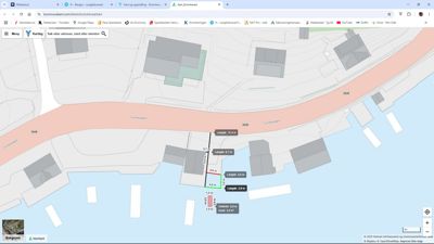 Kart fra kommunekartet som viser eiendomsgrenser, areal og bygningssituasjon langs en elv.