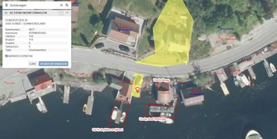 Satellittbilde (flyfoto) av eiendom med overlagte digitale kartdata, eiendomsinformasjon og grensemarkeringer.