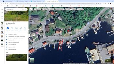 Satellittbilde fra Google Maps som viser et område med hus, veier og vann (Sundsvegen 34).
