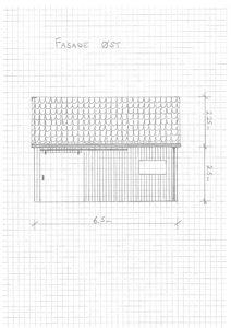 En håndtegnet fasadetegning (øst) som viser takform, vinduer og mål på en bygning.