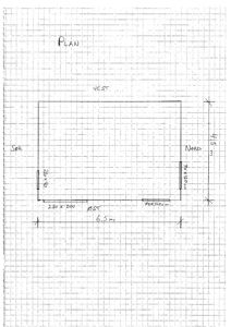 En håndtegnet etasjeplan (PLAN) som viser romfordeling, retninger (VEST, NORD, SØR), og dimensjoner for en bygning eller struktur.