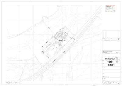 Situasjonsplan som viser tomtens topografi, bygningens plassering, tilstøtende infrastruktur (jernbane) og parkeringsplasser.
