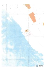 Situasjonsplan som viser tomtens plassering i forhold til nabolag, vann (blått område), og andre bygninger. Planen inneholder mål på tomt og bygningsplassering.