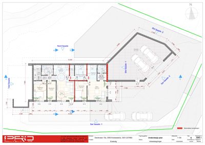 Situasjonsplan som viser bygningens plassering i forhold til eiendomsgrenser, veier og parkeringsplasser.