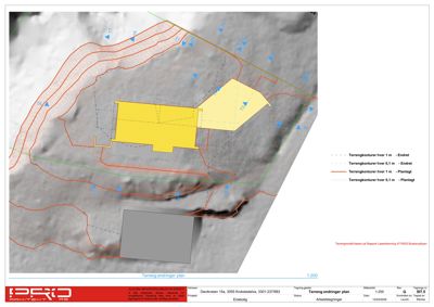 Situasjonsplan som viser terrengkonturer, bygningers plassering og endringer i terrengnivå.