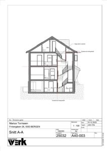 Snittegning (Snitt A-A) som viser bygningens indre oppbygning, romfordeling og konstruksjon gjennom et tverrsnitt.