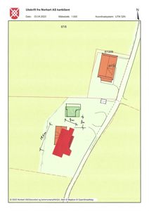 Situasjonsplan (tomtekart) som viser tomtens grenser, eksisterende bygninger, planlagt bygning (grønt), veier og avstander.