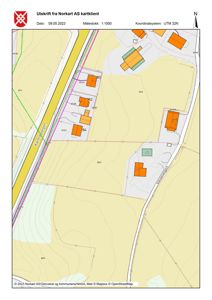 Kartutsnitt (situasjonskart) som viser eiendomsgrenser, eksisterende bygninger, vegnett og terrengform (konturlinjer).
