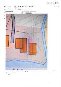 Situasjonsplan som viser tomtens form, høydemålerlinjer (konturlinjer), eksisterende bygninger (orange felter), og en planlagt bygning (svart rektangel).