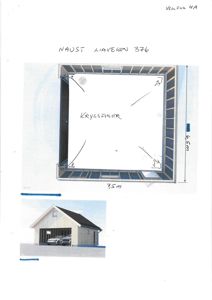 Bildet viser en tegning av et kryssfinerhus sett fra siden (fasade), med mål og en illustrasjon av bygningen med bil.