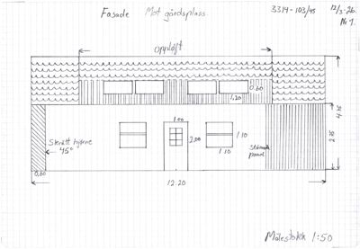 Håndtegnet fasadetegning av en bygning sett fra gårdsplass, med opplysninger om vinduer, dører, skrått hjørne og mål.