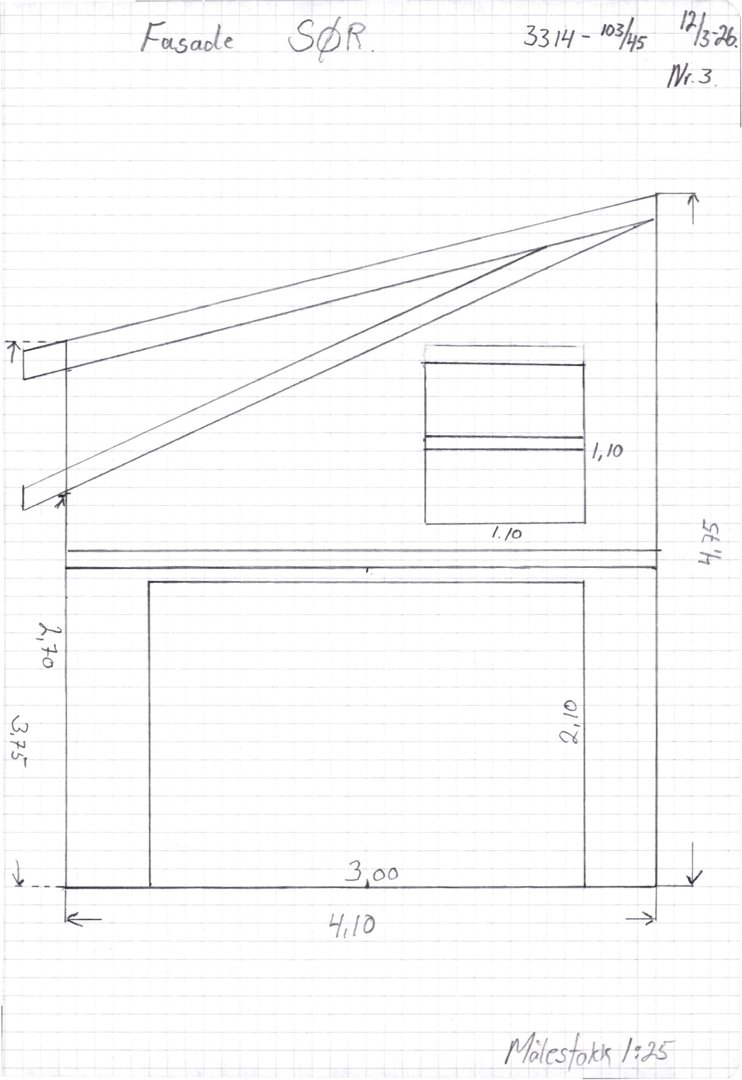 Håndtegnet fasadetegning (oppriss) av en bygning med mål og skisse over vindusfelt.