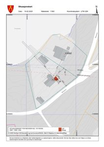 Situasjonskart som viser tomtens grenser, nabolag, høydemålerlinjer og plassering av eksisterende og planlagt bygning.