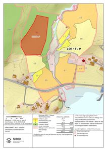 Gårdsplan (situasjonsplan) som viser eiendomsgranser, arealtall, markedsbruk og beliggenhet i forhold til veier og vann.