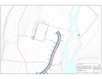 Situasjonsplan som viser tomtens form, grenser (røde linjer), høydemålerlinjer (konturlinjer) og en vei med profilering langs elven.