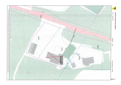 Situasjonsplan som viser tomtens grenser, naboeiendommer, veier og plassering av bygninger.