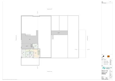 Etasjeplan som viser romfordeling, vegger, dører og trapper i en bygning.