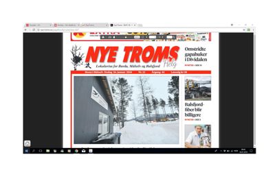 Fotografi av en grå hytte eller hus med snø i bakgrunnen, som er brukt som illustrasjon i en lokalavis.