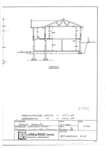 Snittegning som viser tverrsnittet av et hus, inkludert konstruksjon, høyder og grunnmur.